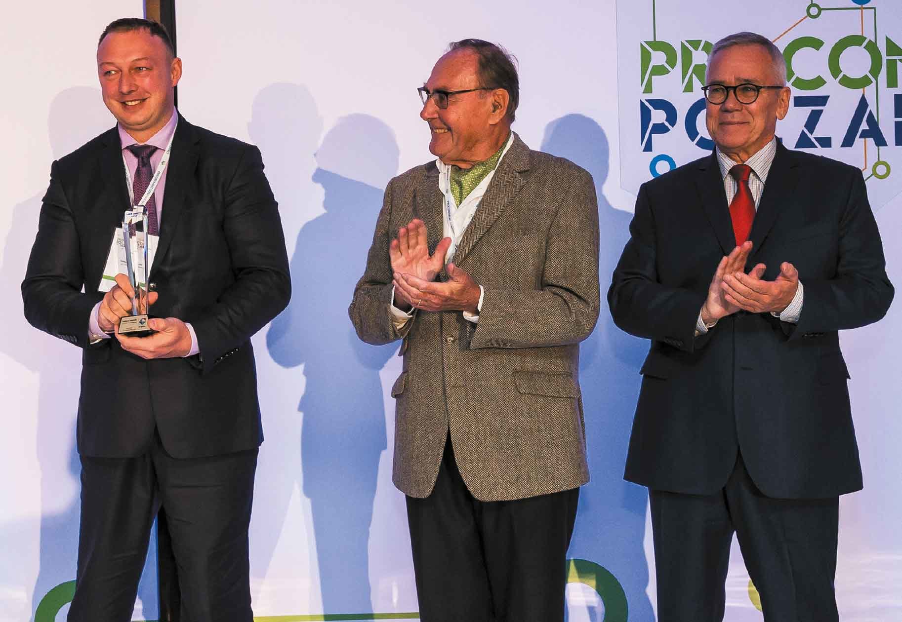 Za wykorzystanie nowoczesnych rozwiązań w pracy zakupowca Tadeusz Twardzik otrzymał tytuł „Lidera zakupów 2018” w konkursie Polskiego Stowarzyszenia Menedżerów Logistyki i Zakupów (PSML). Statuetkę wręczyli autorowi Peter Kraljič, światowy guru w dziedzinie zakupów, oraz Andrzej Arendarski, prezes Krajowej Izby Gospodarczej (KIG). Za wykorzystanie nowoczesnych rozwiązań w pracy zakupowca Tadeusz Twardzik otrzymał tytuł „Lidera zakupów 2018” w konkursie Polskiego Stowarzyszenia Menedżerów Logistyki i Zakupów (PSML). Statuetkę wręczyli autorowi Peter Kraljič, światowy guru w dziedzinie zakupów, oraz Andrzej Arendarski, prezes Krajowej Izby Gospodarczej (KIG).